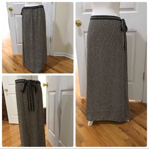 Long skirt detailed with dots